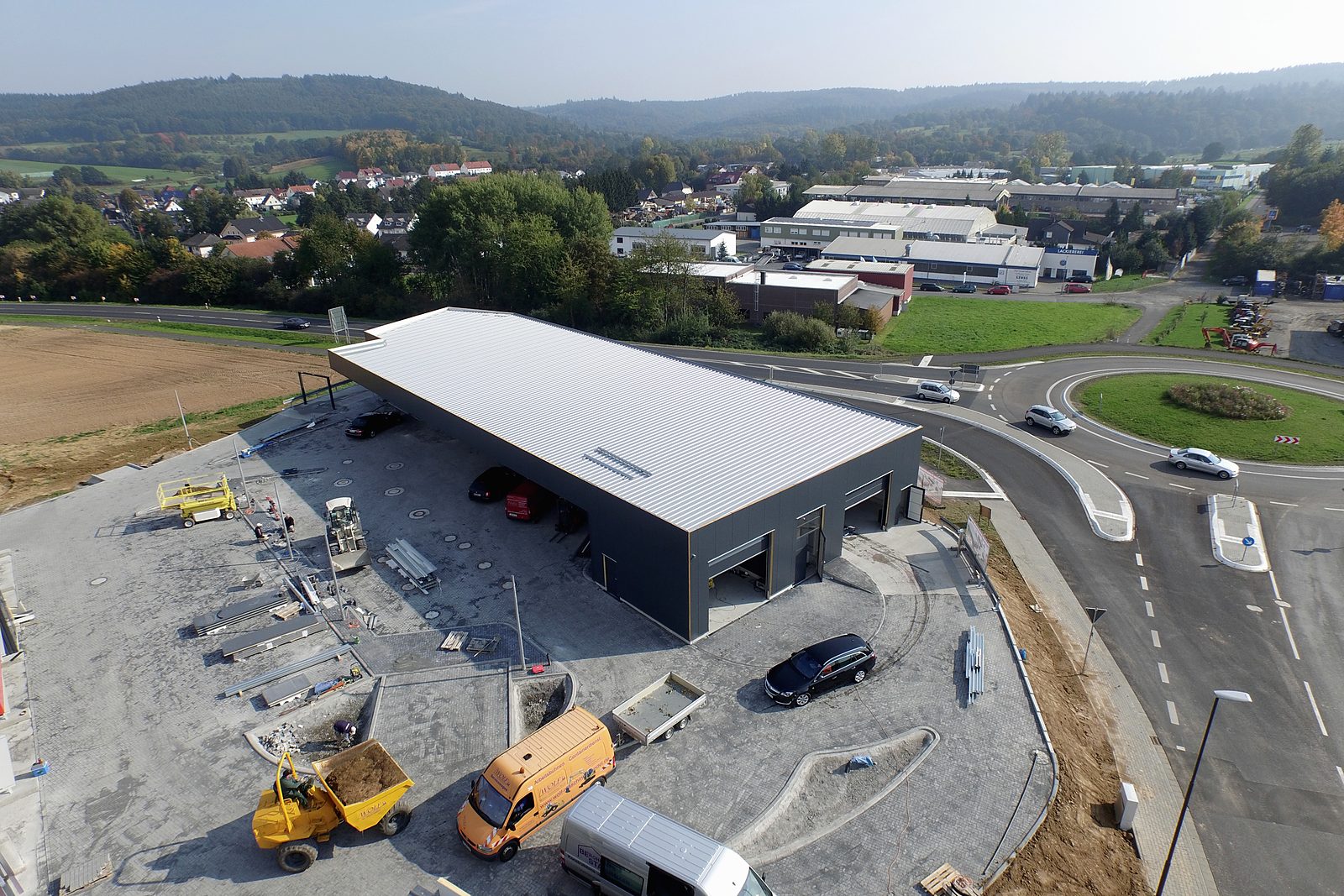 Waschstraße Wolf in Büdingen, Oktober 2015: Die Halle steht, die Außenanlagen sind im Bau
