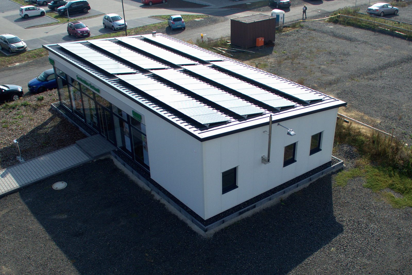 Servicebüro LVM Gerhardt in Büdingen mit Photovoltaik auf dem Dach, Luftbild