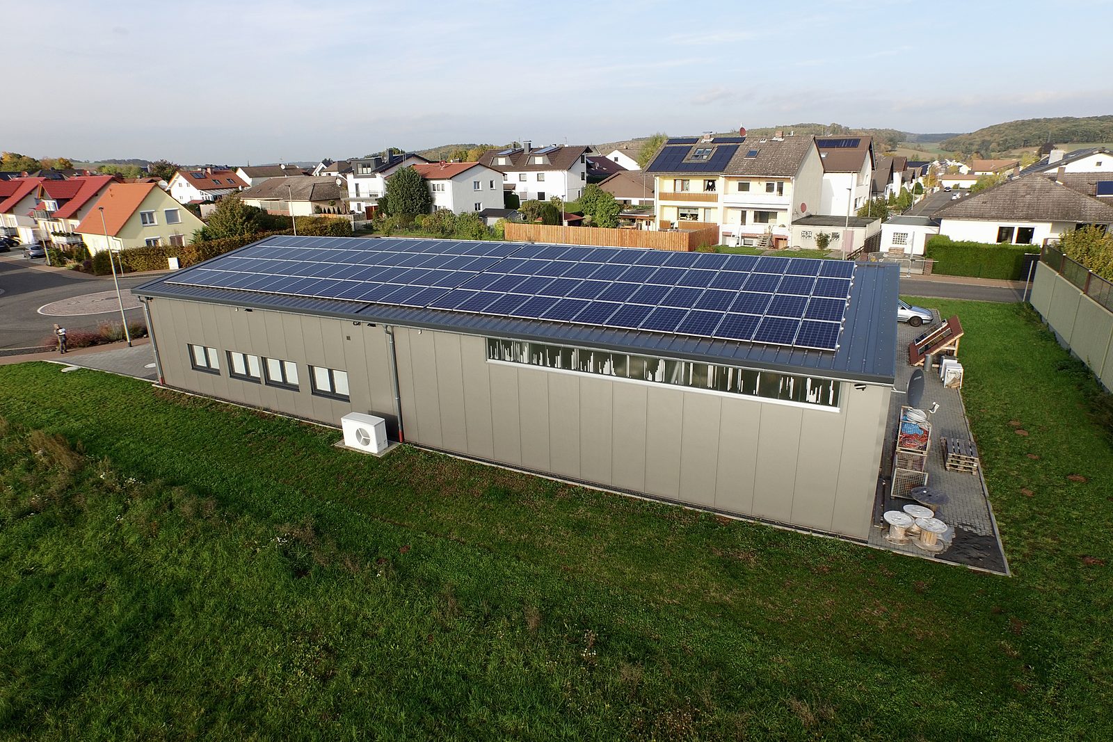 Halle mit Photovoltaik auf dem Dach, TNA in Ranstadt, Luftbild