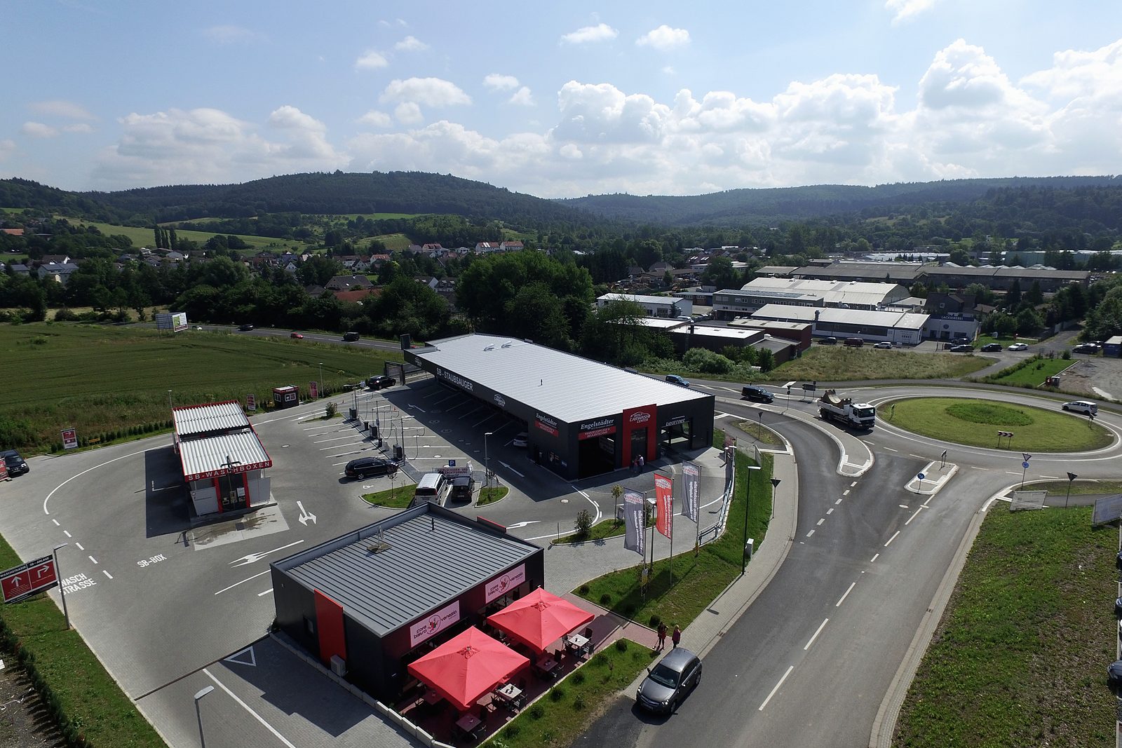 Waschstraße und Bistro im Gewerbegebiet Reichardsweide, Büdingen, Luftbild