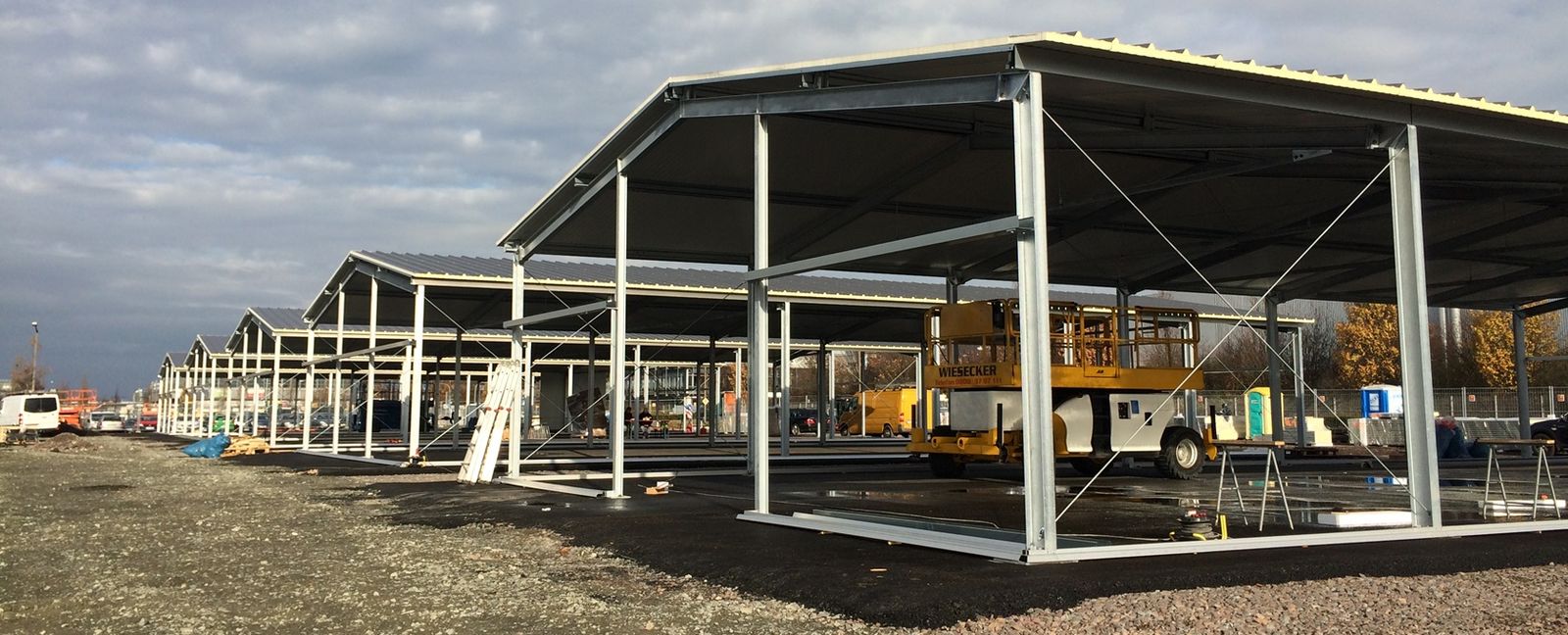 Montage der Stahlkonstruktion einer Halle durch Monteure von Bergheimer Stahlhallen