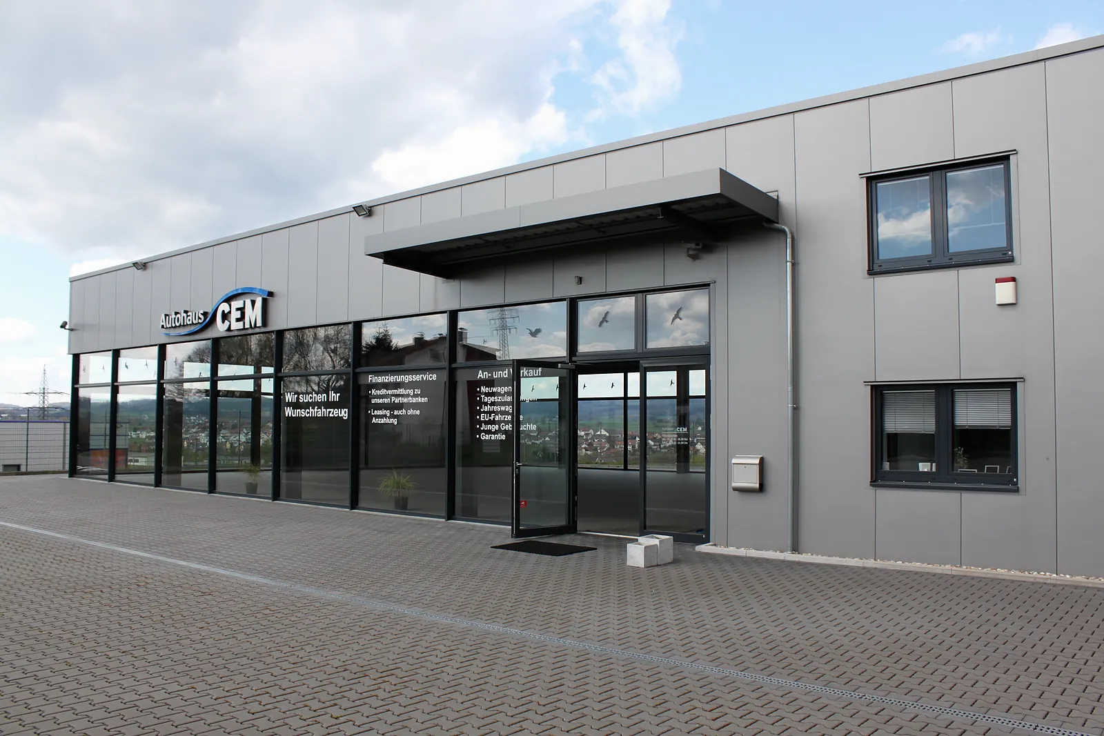 Ausstellungshalle mit langer Glasfront