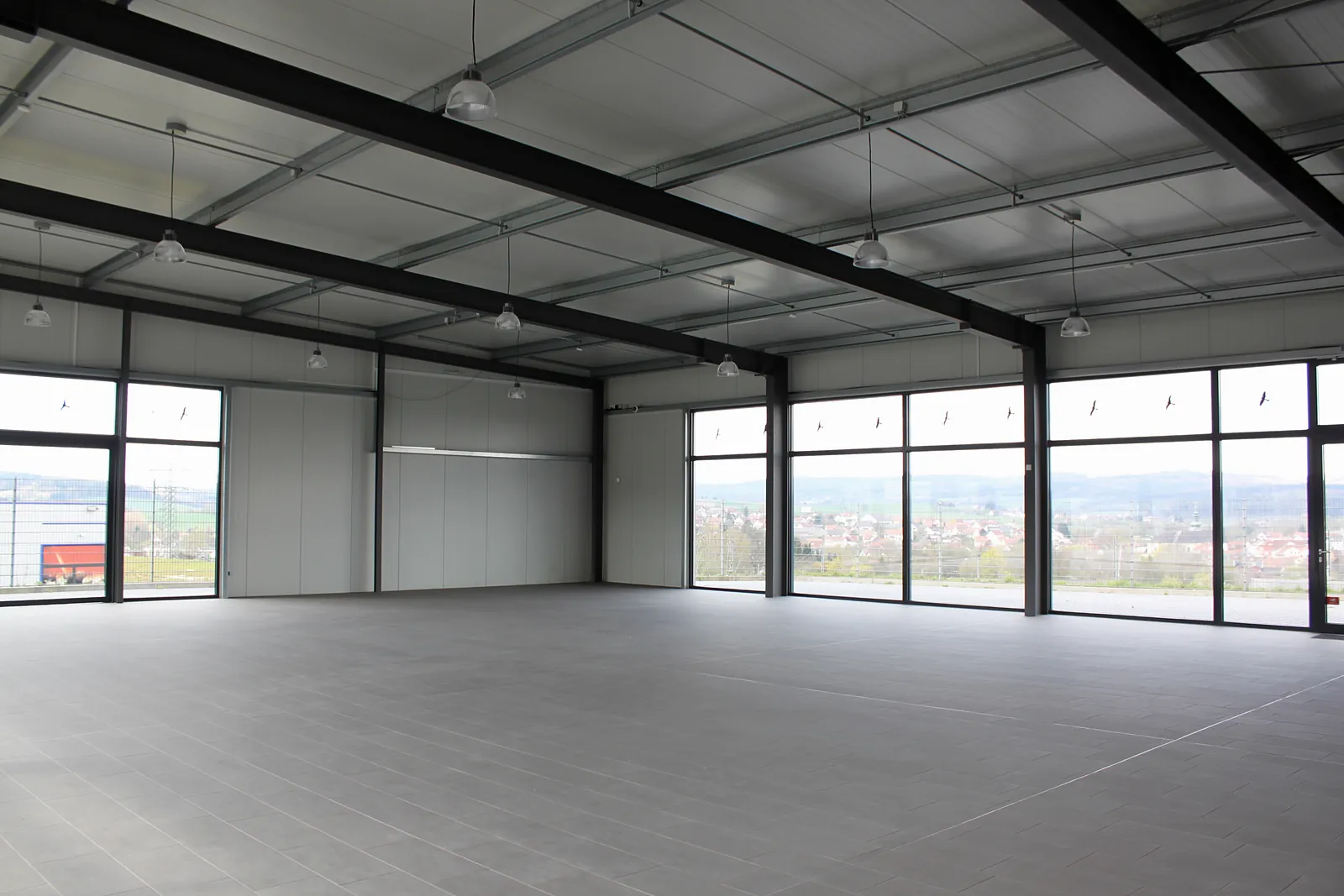 Ausstellungsraum innen mit Fensterband