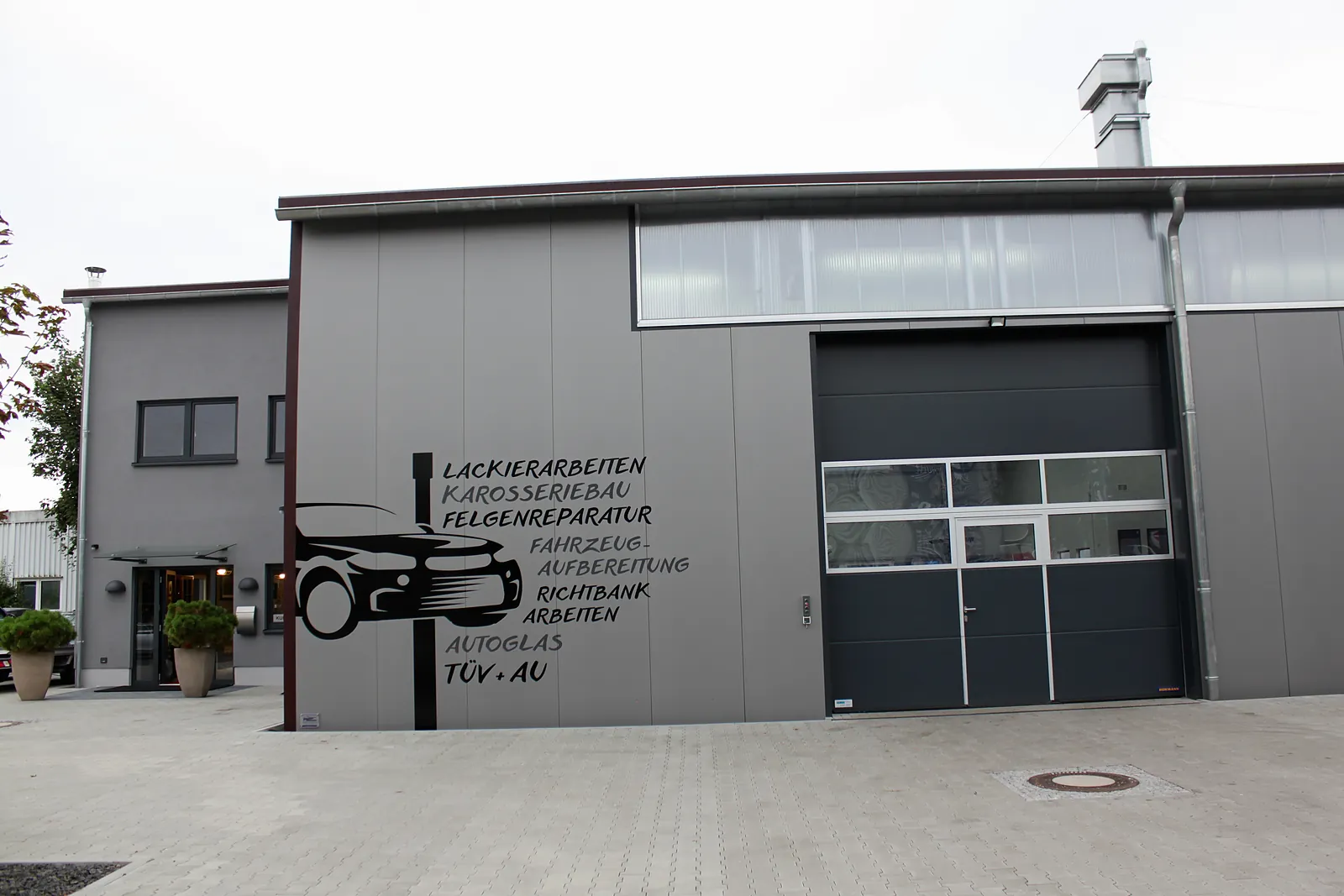 Tor und Büroteil