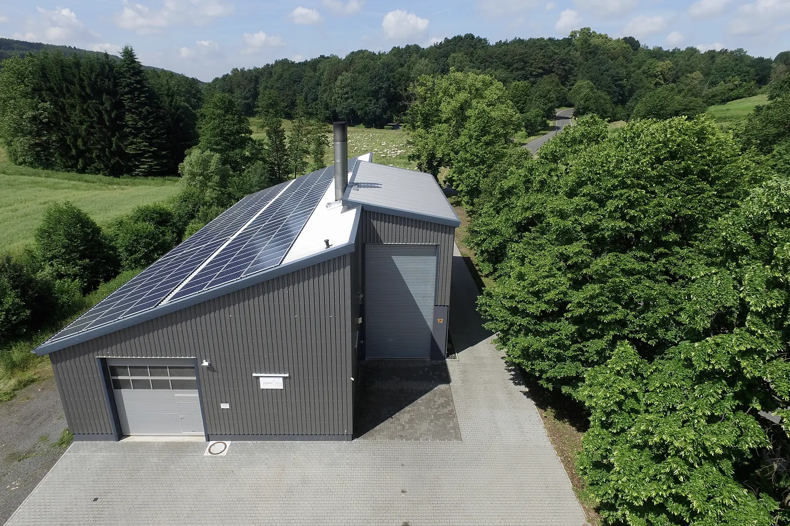 Luftbild der Halle mit Solardach