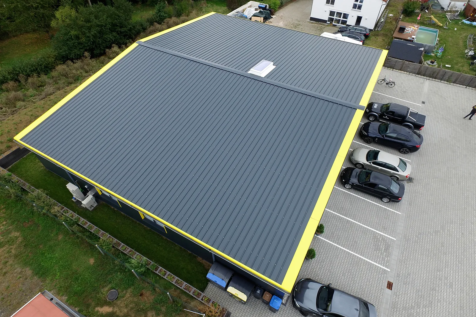 Luftbild der Halle mit gelb abgesetzter Dachkante