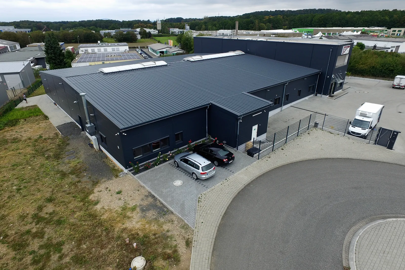 Luftbild der Produktionshalle