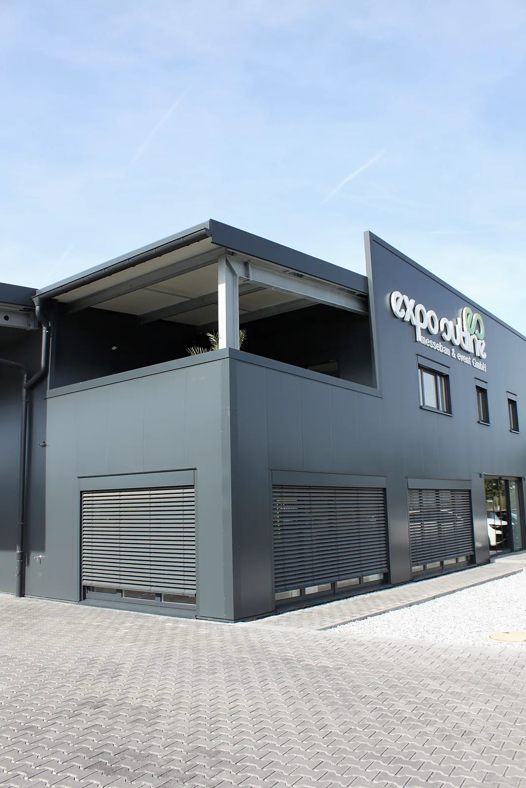 Büroteil mit Dachterrasse und großer Fensterfront