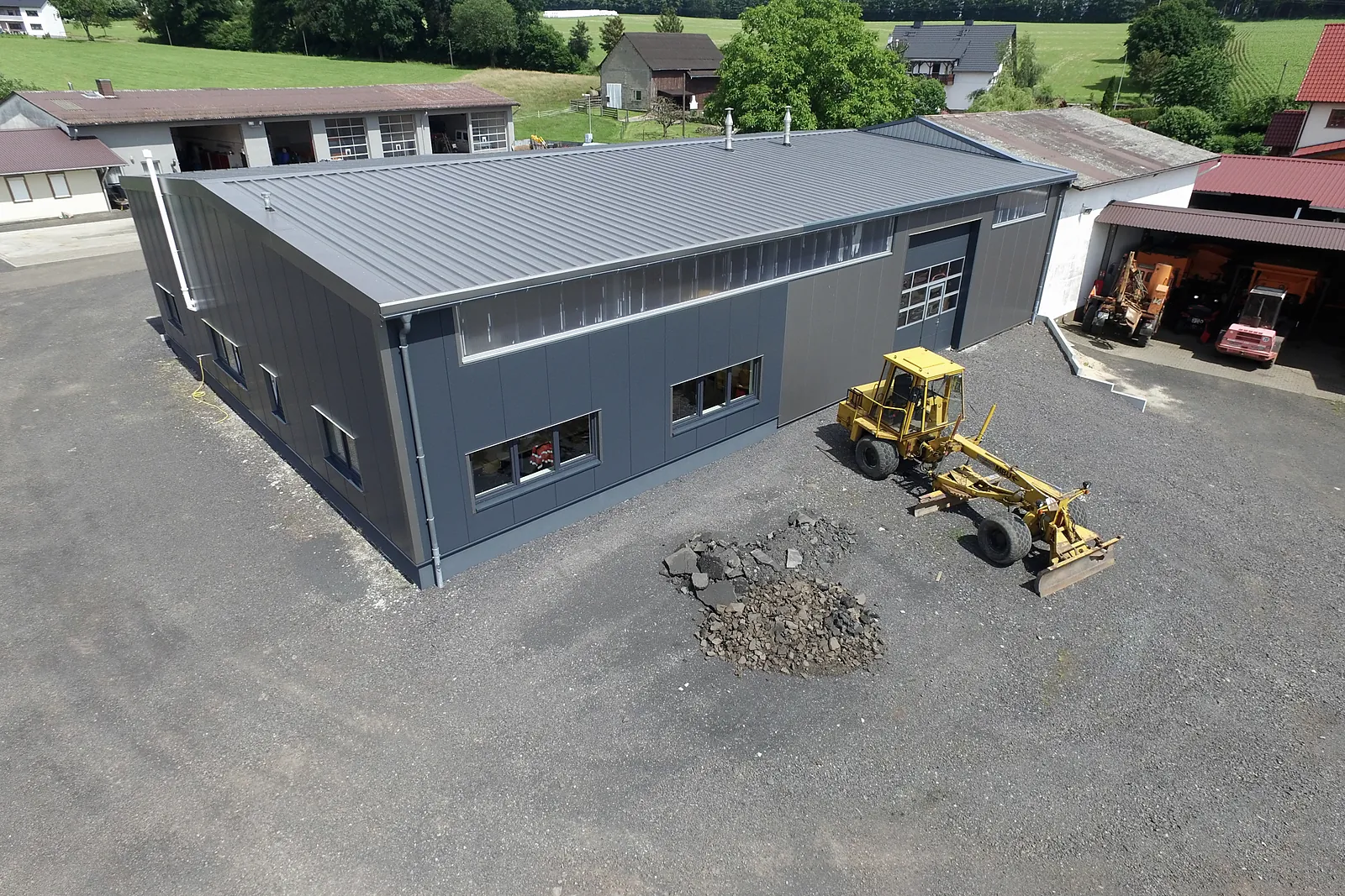 Luftbild der dunklen Halle mit Hof
