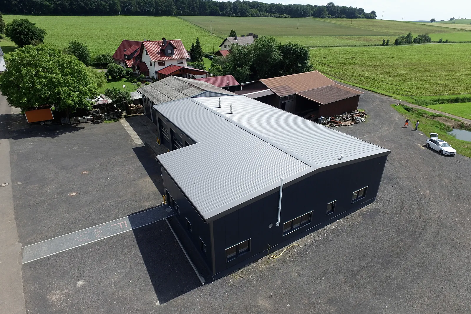 Luftbild der Halle in der Landschaft