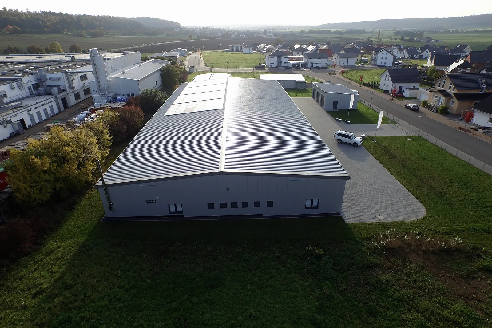 Luftbild der langen Halle mit Lichtband im Dach