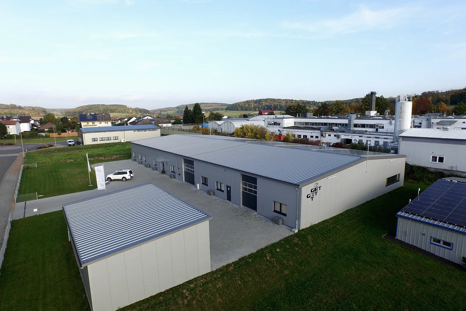 Luftbild der Halle mit Nebengebäude