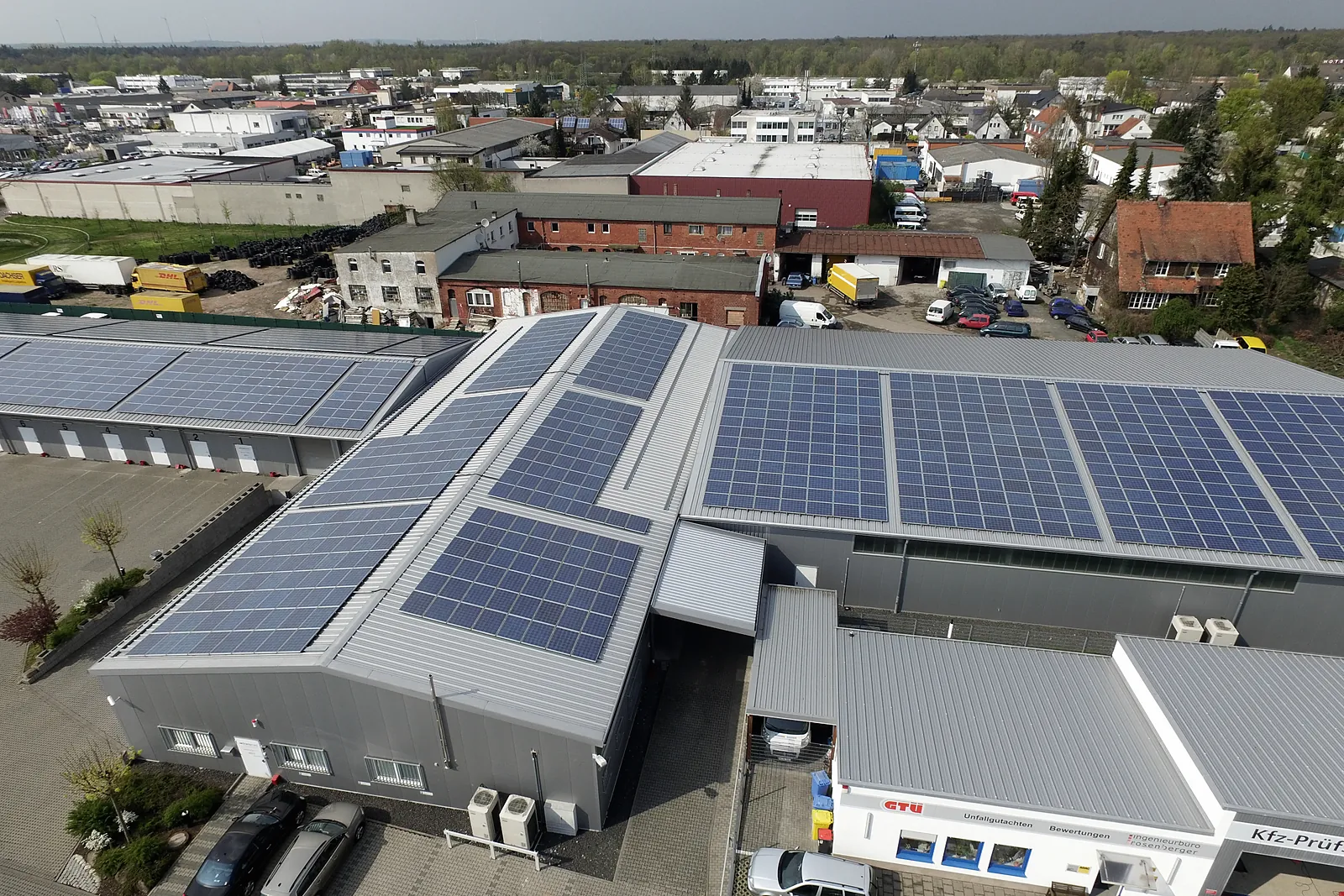 Luftbild des Gewerbeparks mit Solaranlagen