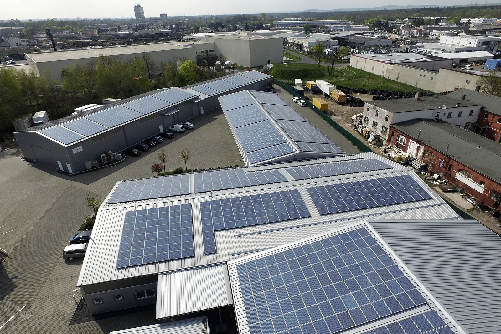 Hallen mit Photovoltaik von oben