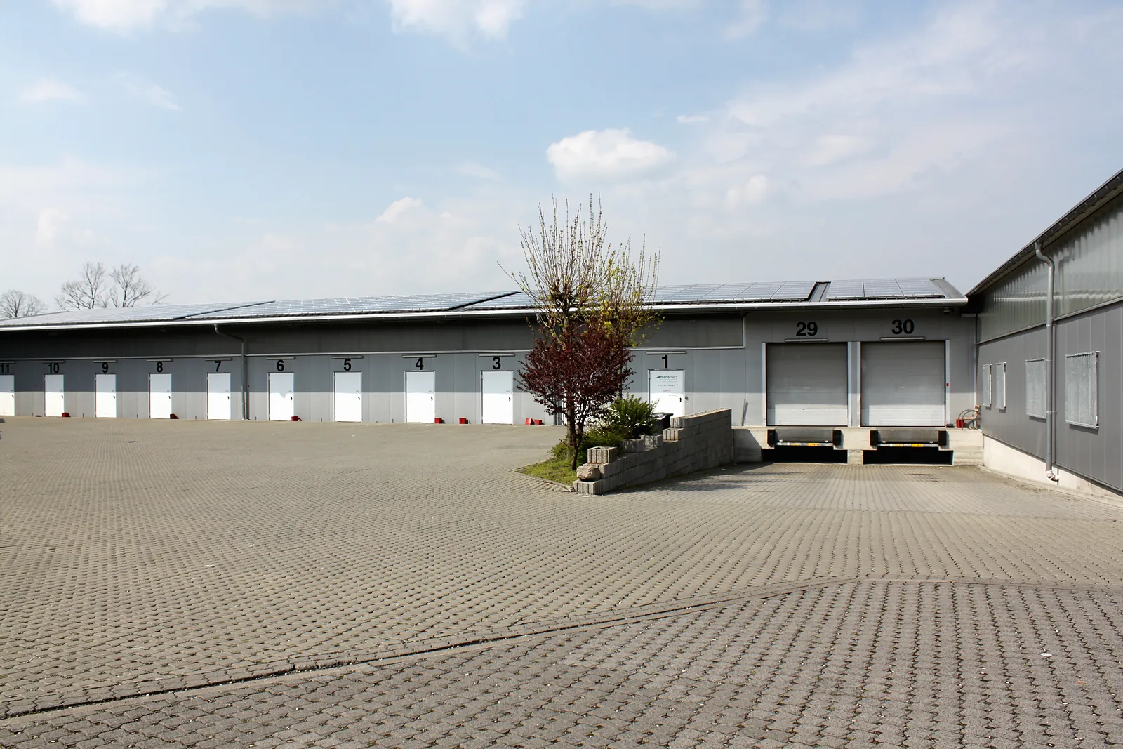 Hof zwischen den Hallen