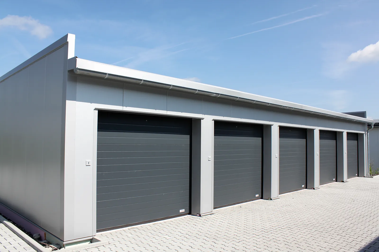Garagenreihe mit Sektionaltoren