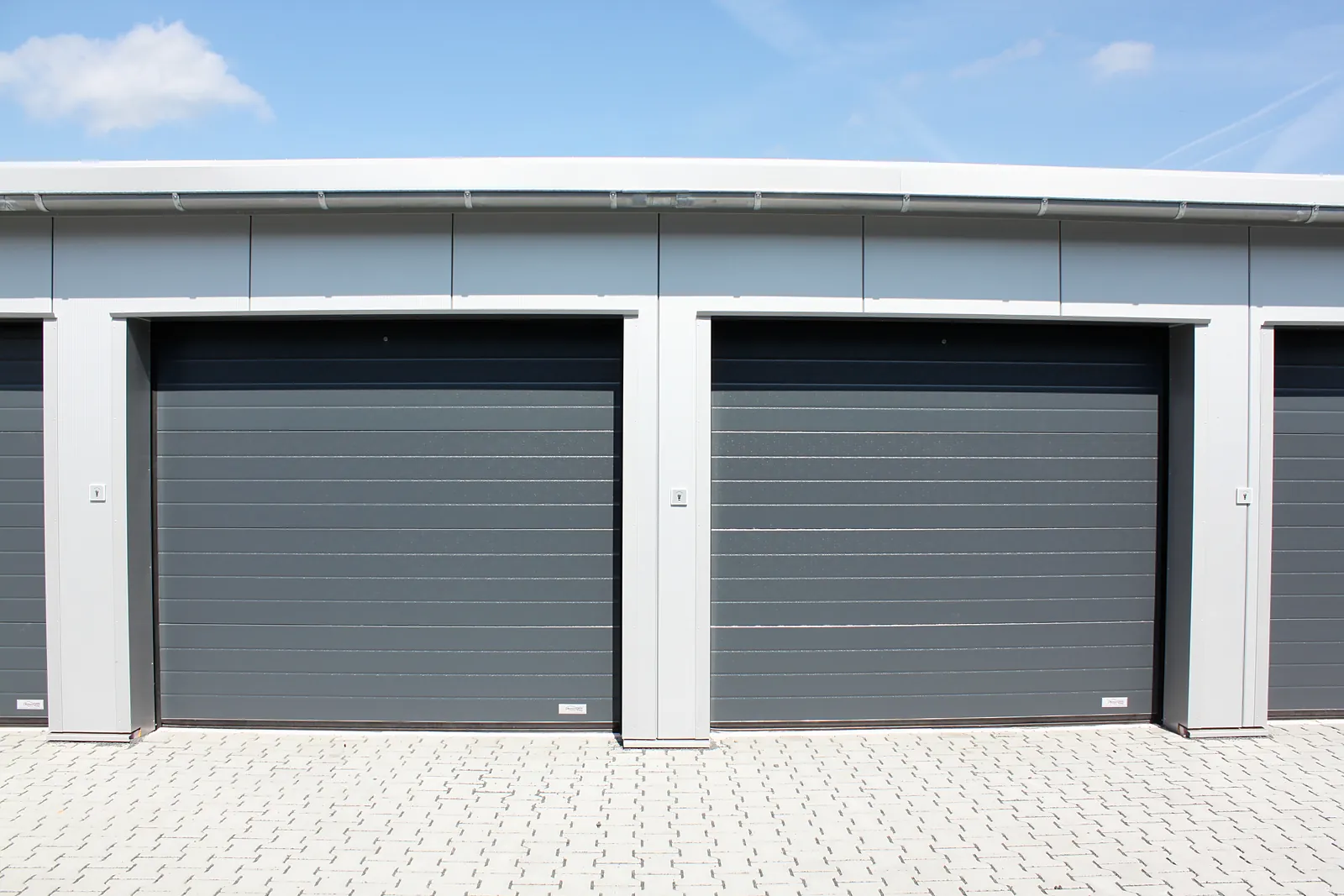 Zwei Garagentore