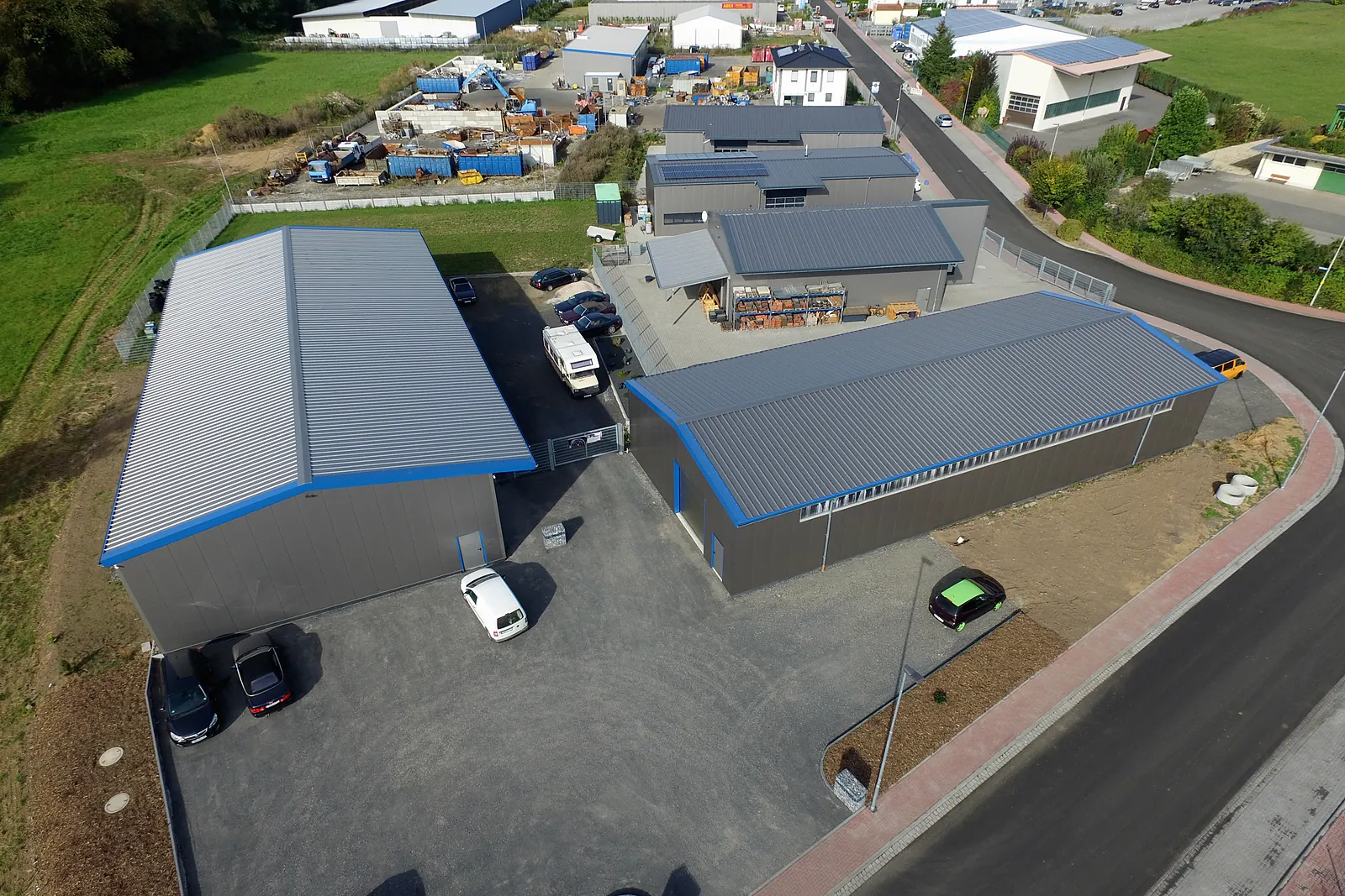 Luftbild der Halle im Gewerbegebiet