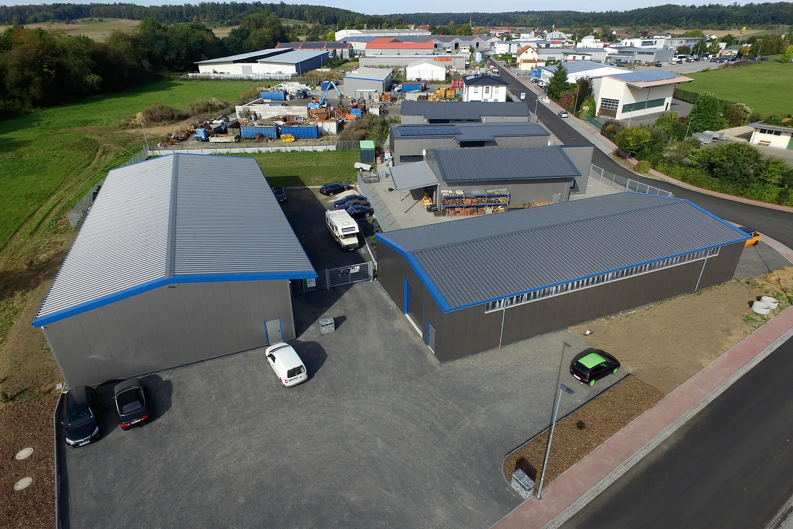 Luftbild der Hallen mit Hof