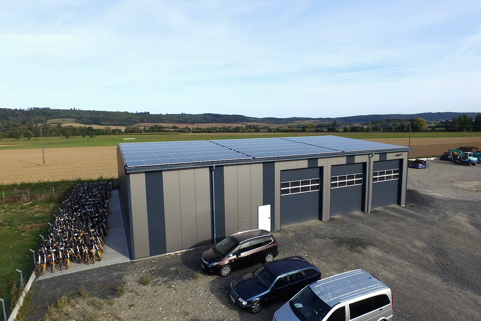 Luftbild der Halle mit Solardach