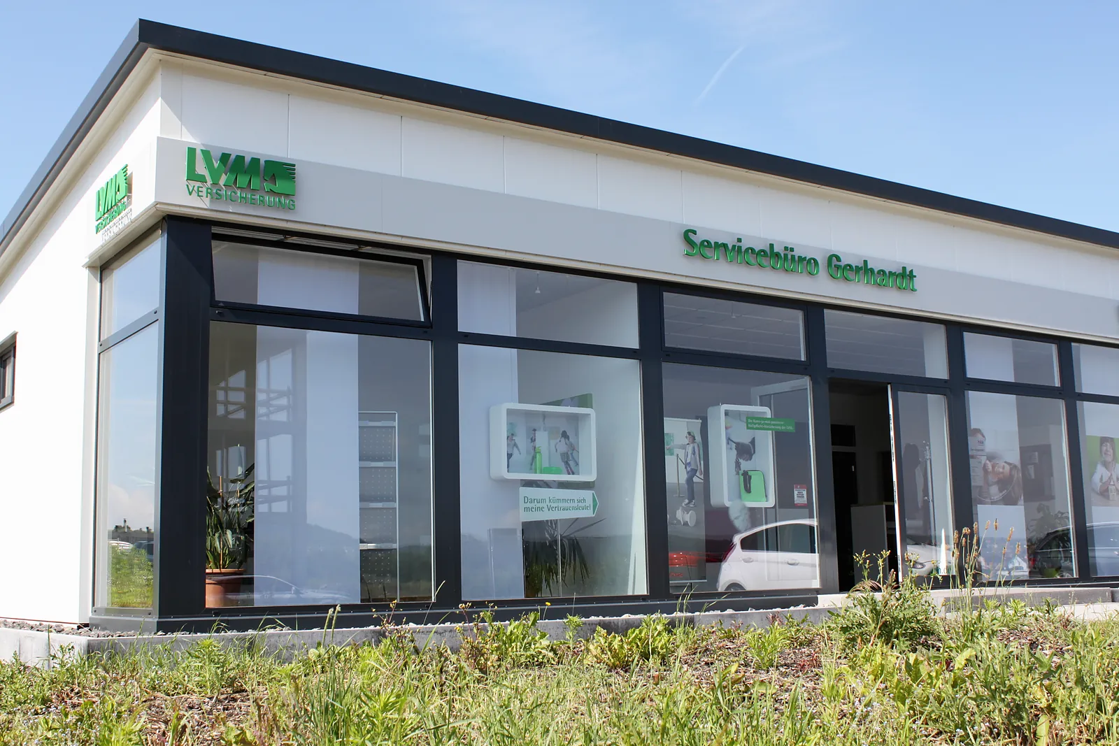 Glasfront mit Firmenschild