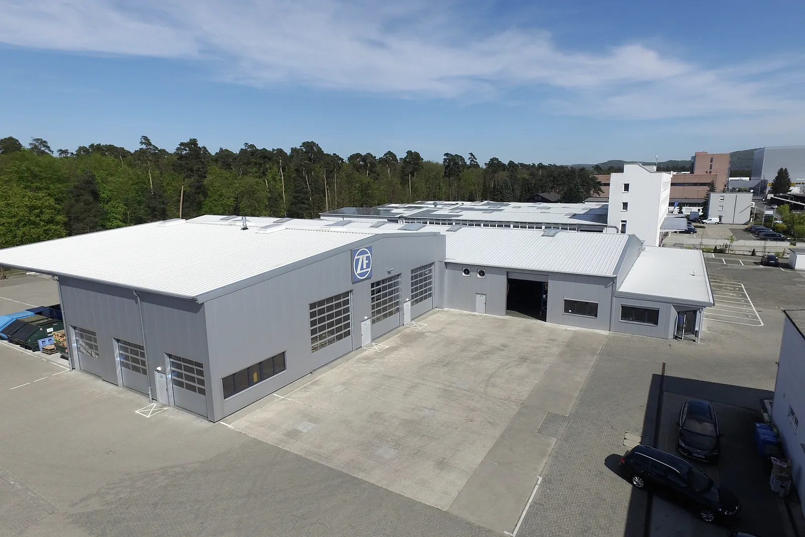 Luftbild der Halle mit Anbau