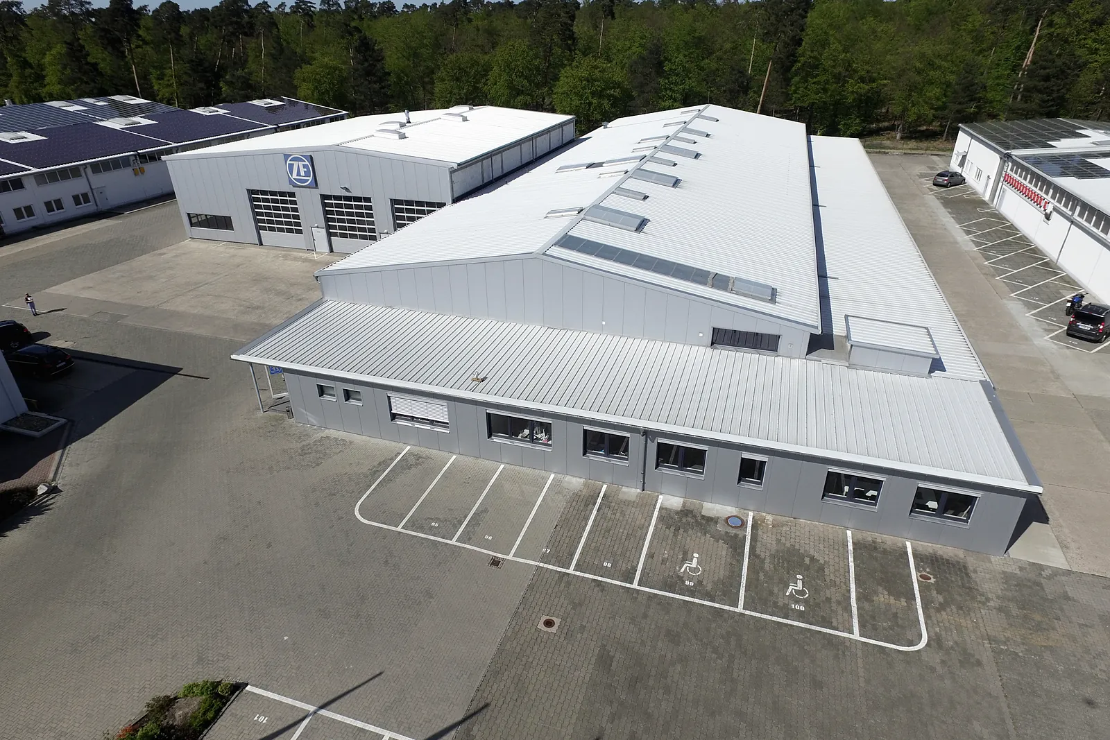 Luftbild der langen Halle im Gewerbegebiet