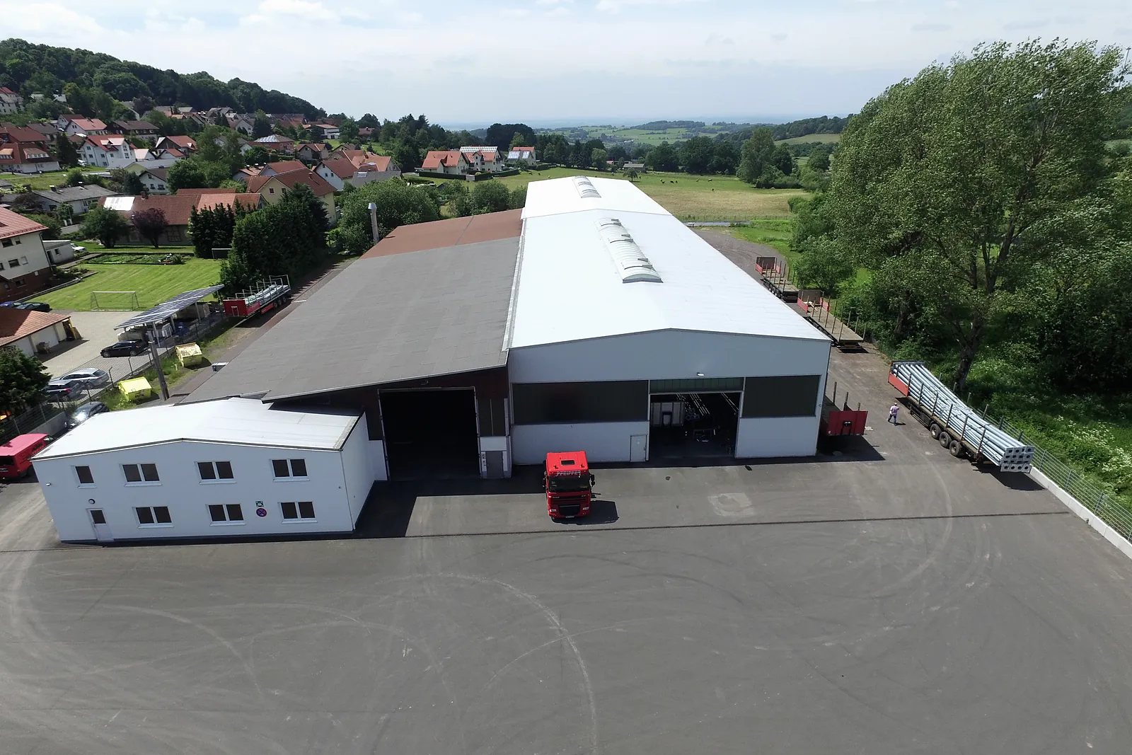 Luftbild der Produktionshalle mit Bürogebäude