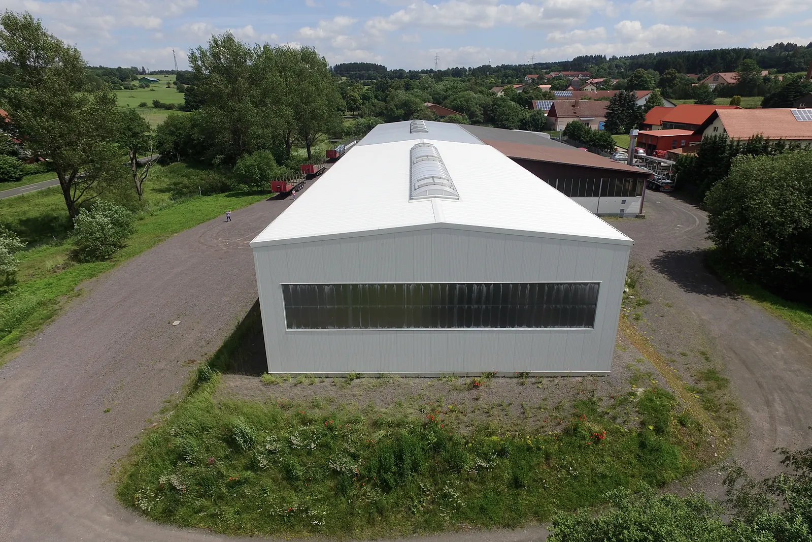 Halle mit Lichtband im Dach