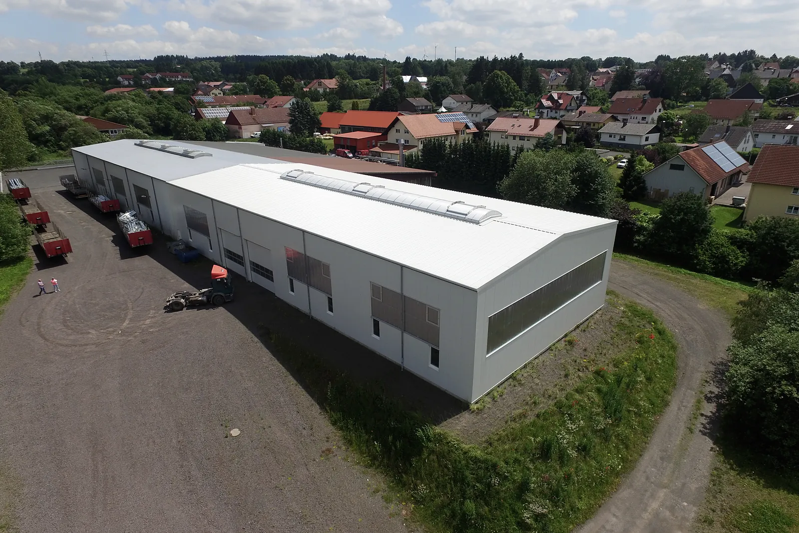 Lange Halle am Ortsrand