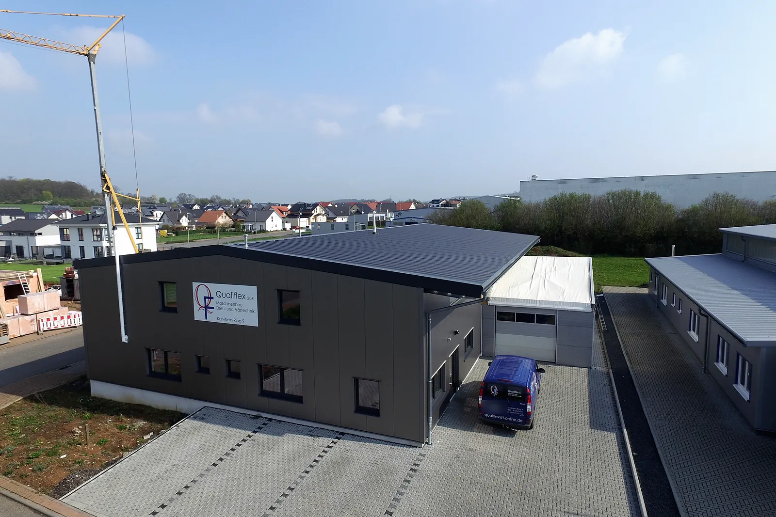 Luftbild der Halle mit Büro