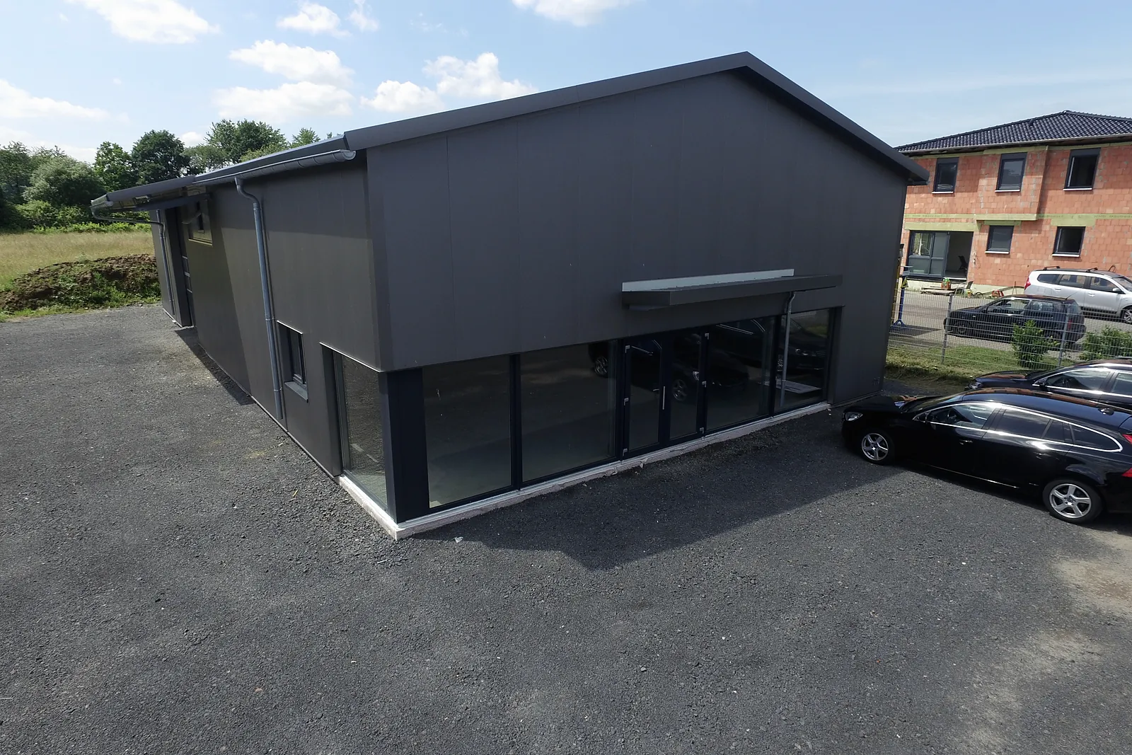 Dunkle Halle mit Glasfront