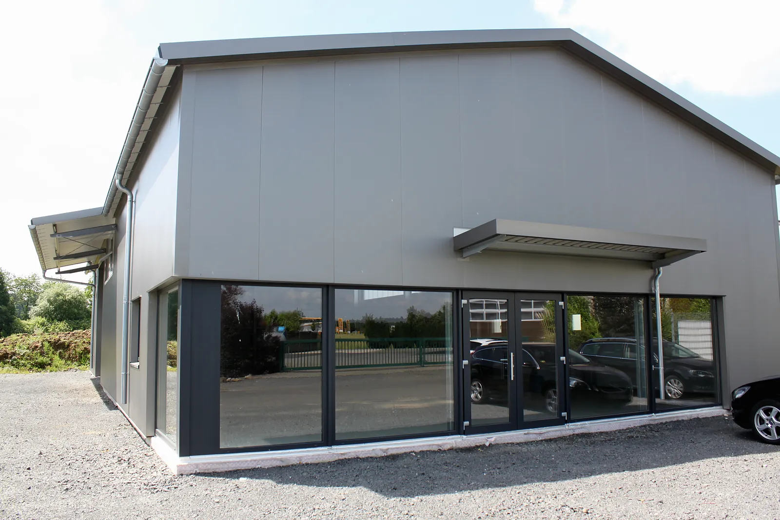 Ausstellung mit großer Fensterfront