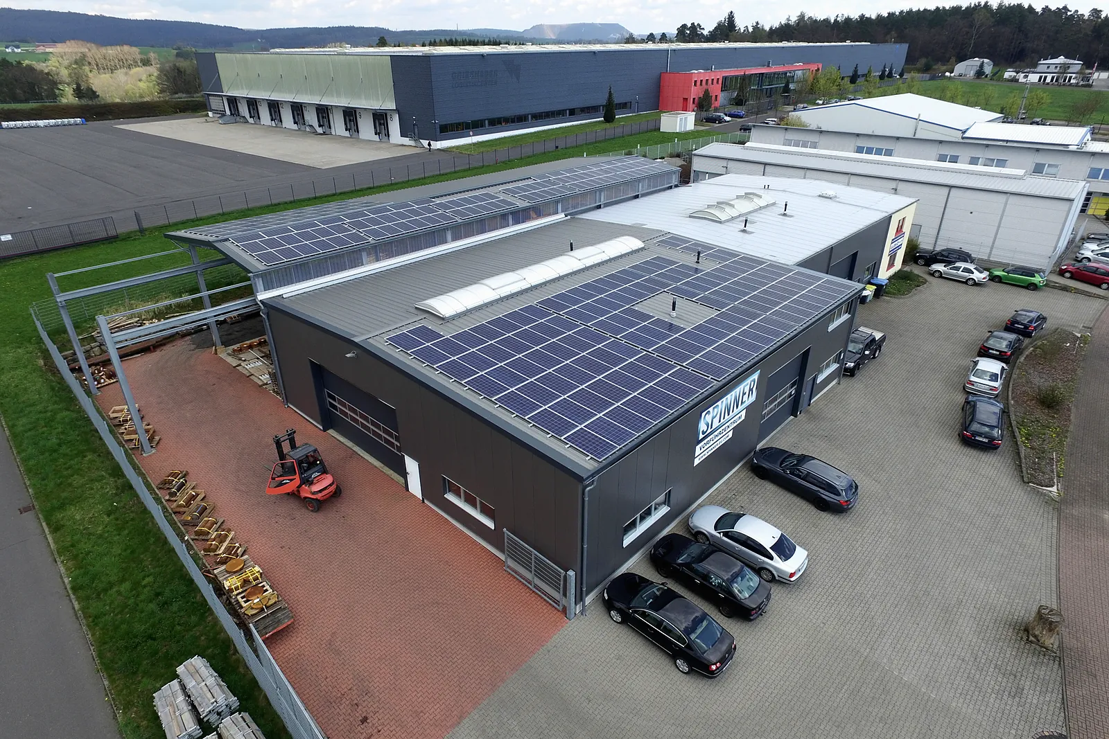 Luftbild der Halle mit Solaranlage