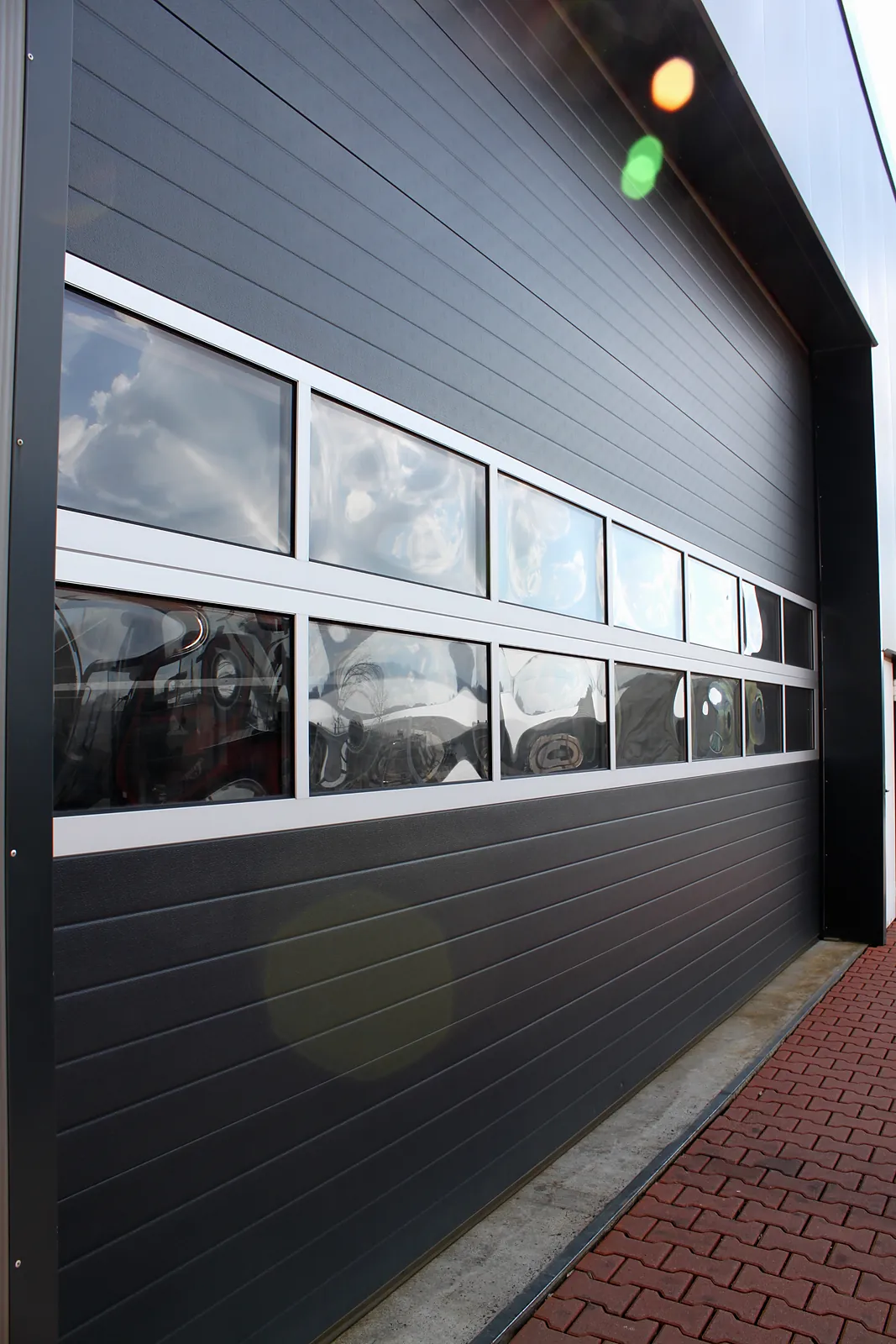 Fassade mit Fensterband