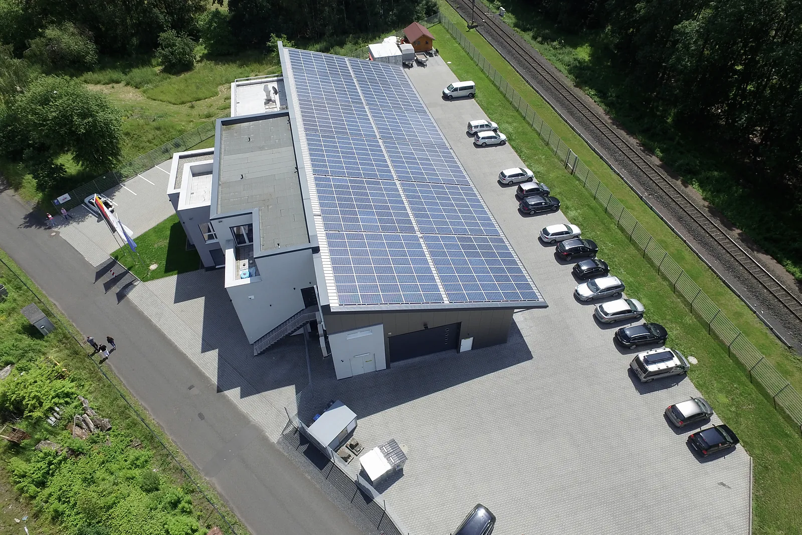 Luftbild der Halle mit Solaranlage auf dem Dach