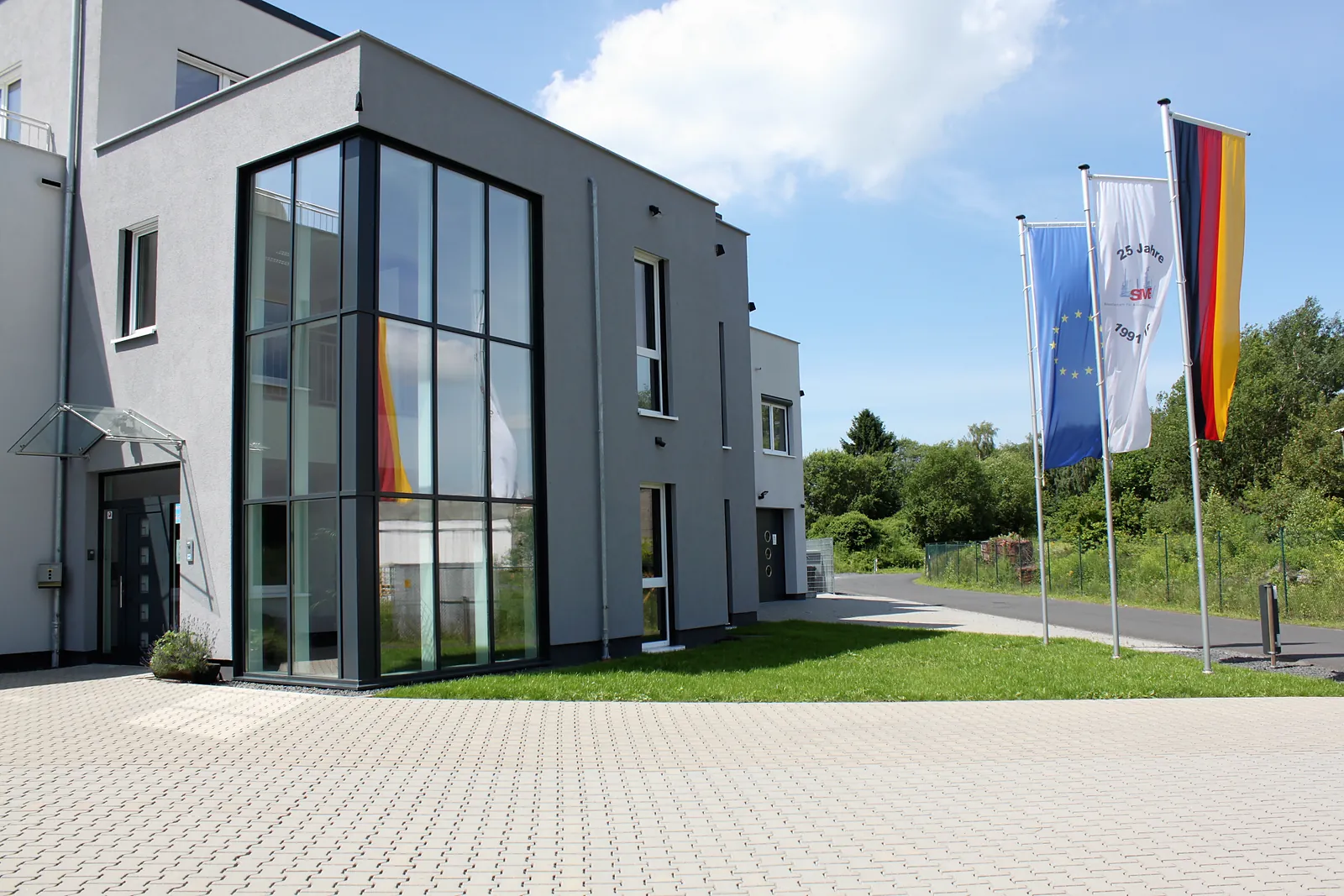 Bürogebäude mit hoher Glasfront