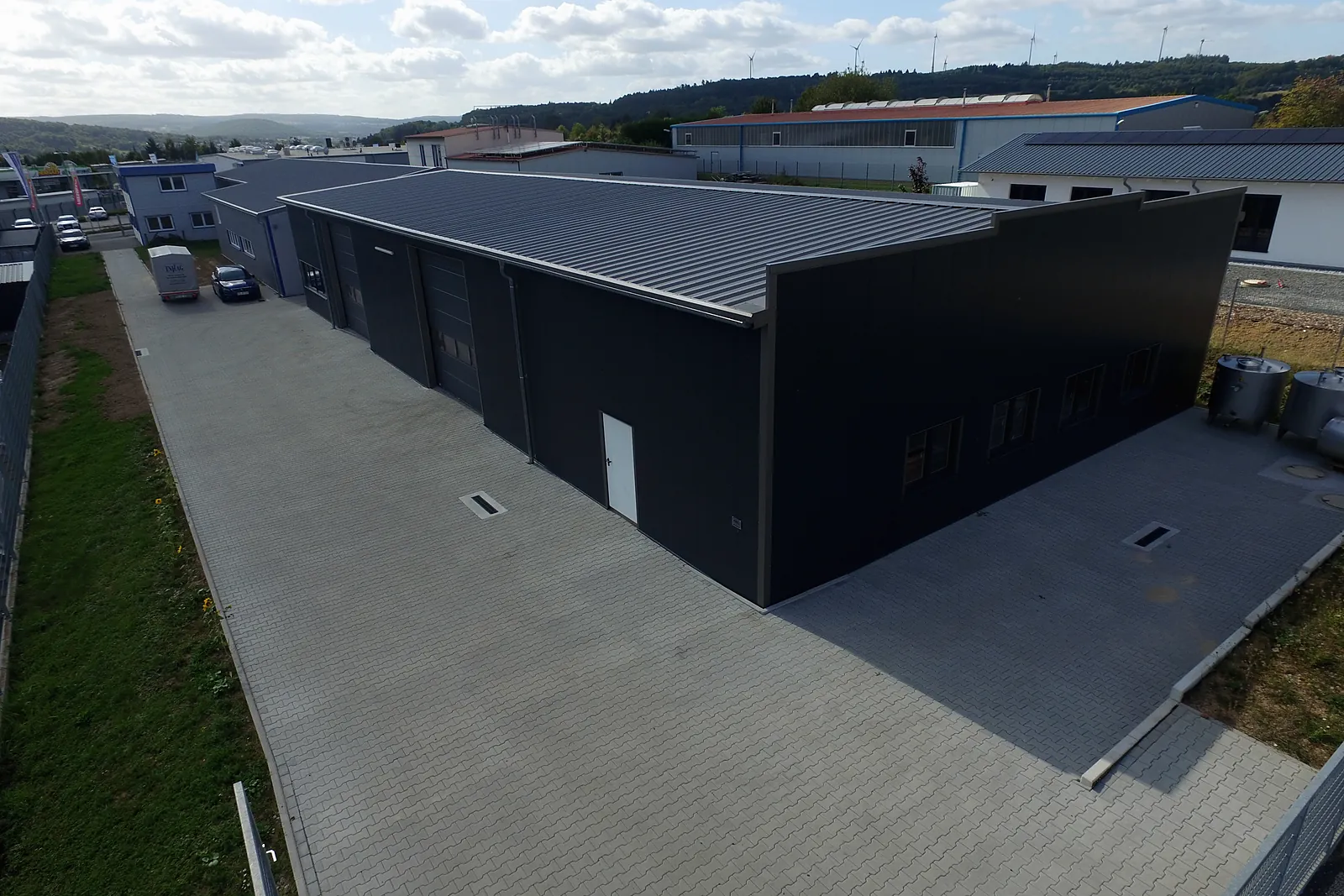 Luftbild der langen Halle mit Zufahrt