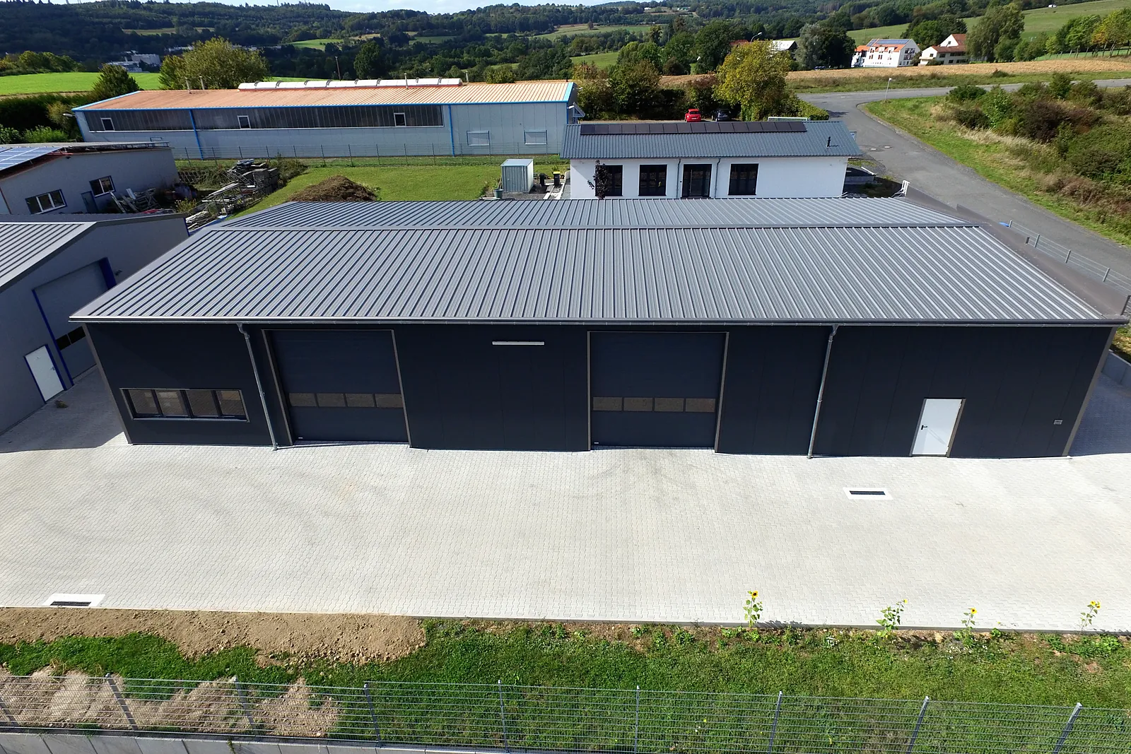 Luftbild der Halle im Gewerbegebiet