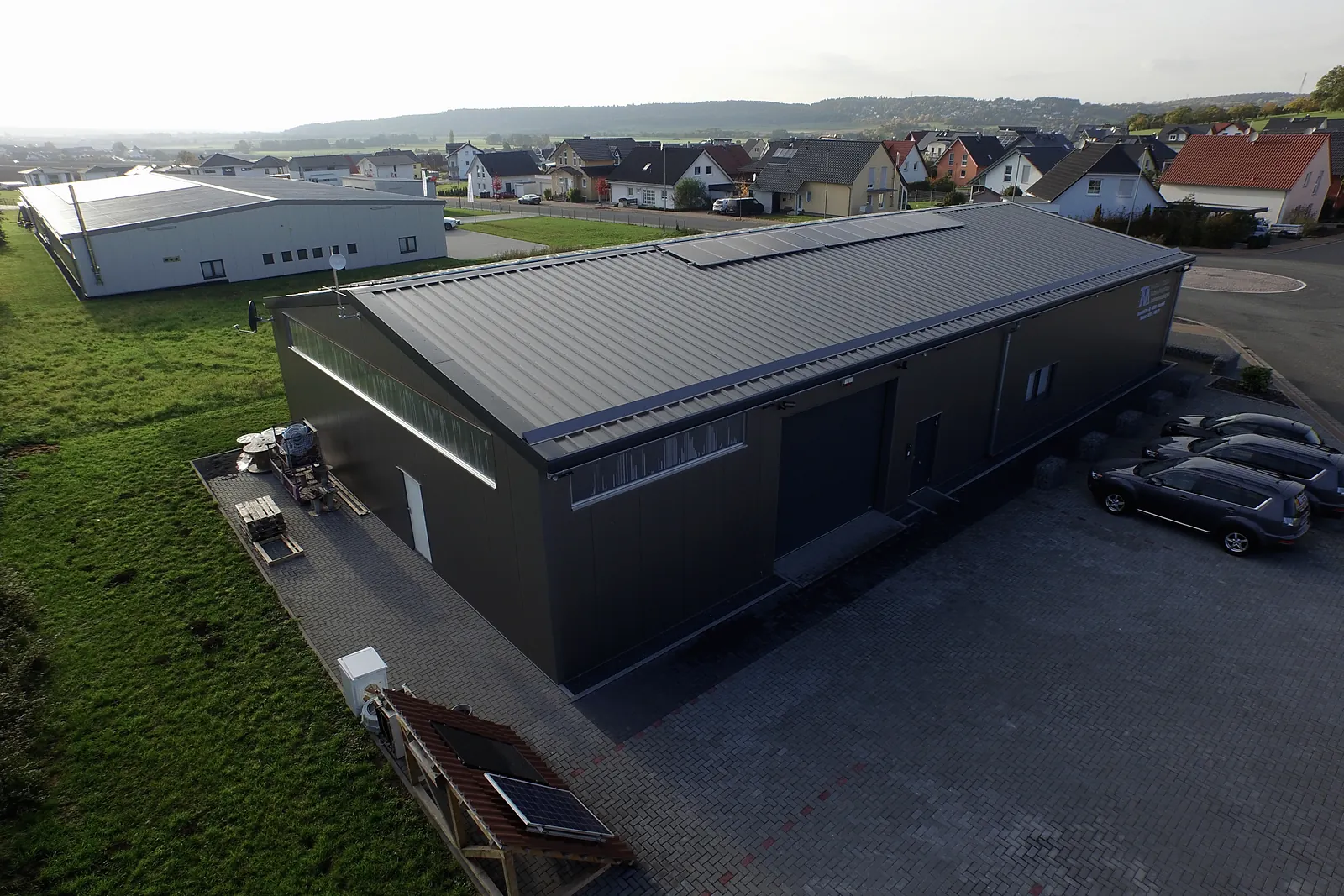 Dunkle Halle mit Lichtband