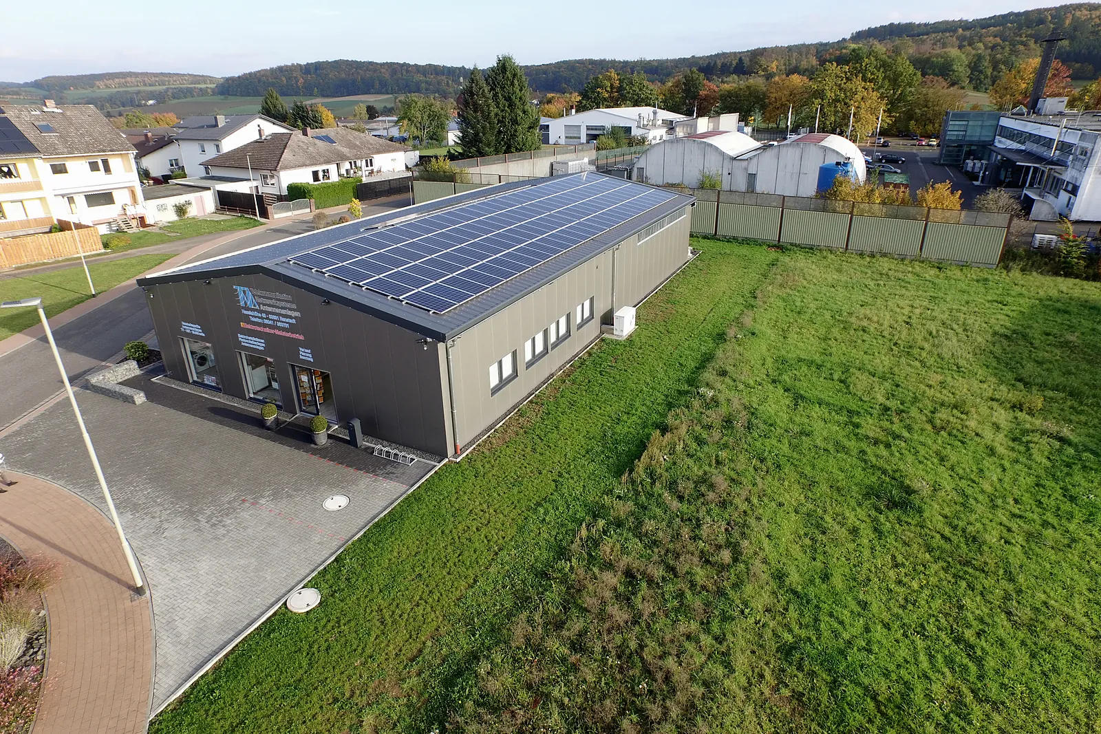 Halle mit Solardach und Eingang
