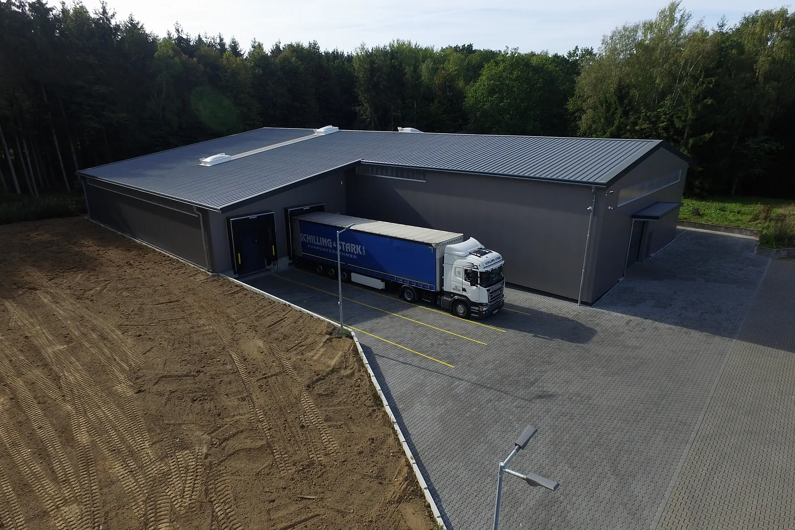 Luftbild der Halle am Waldrand