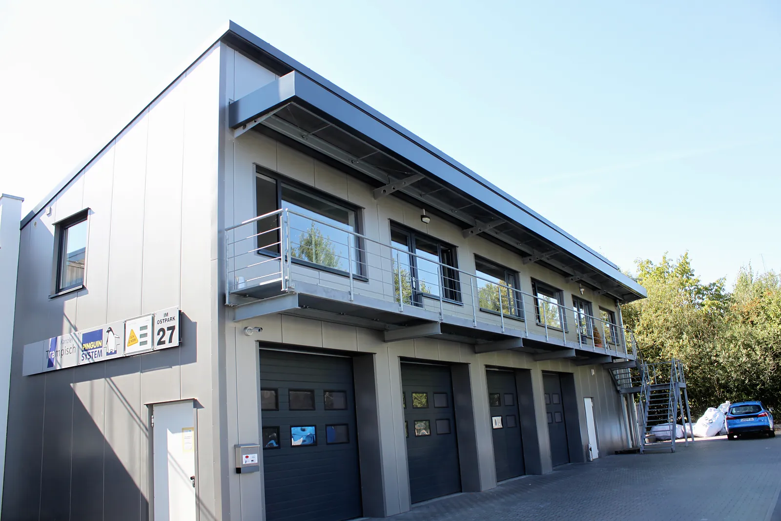 Halle mit Büro im Obergeschoss