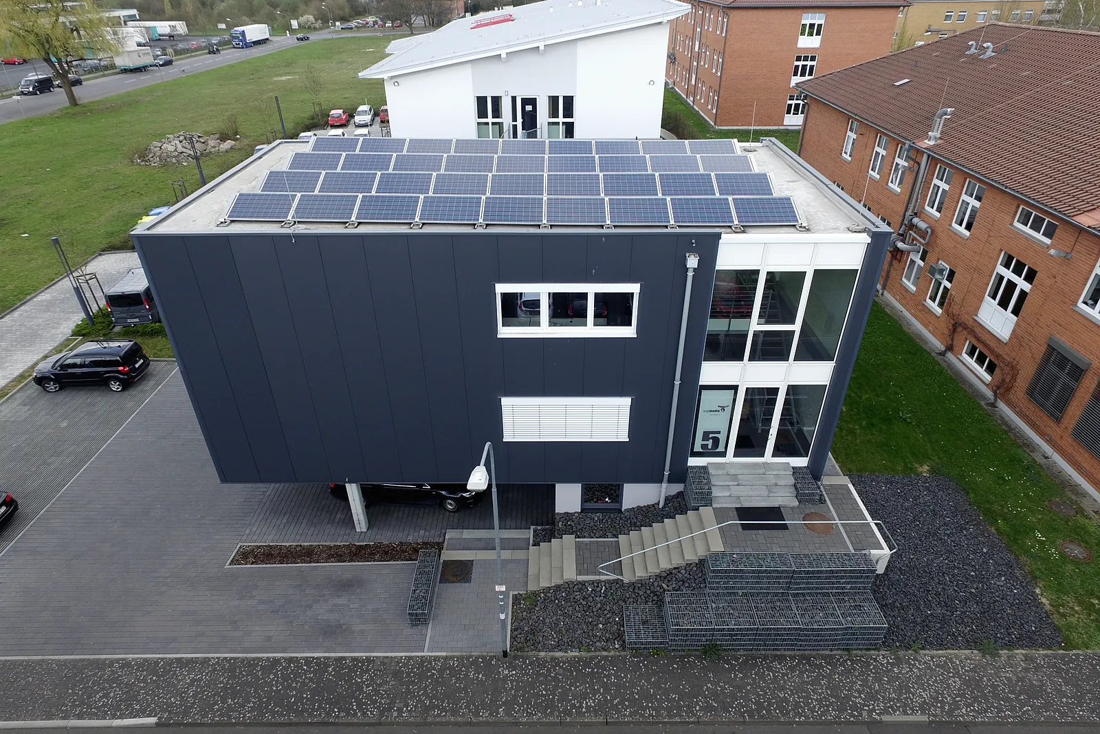 Luftbild des Bürogebäudes mit Solaranlage