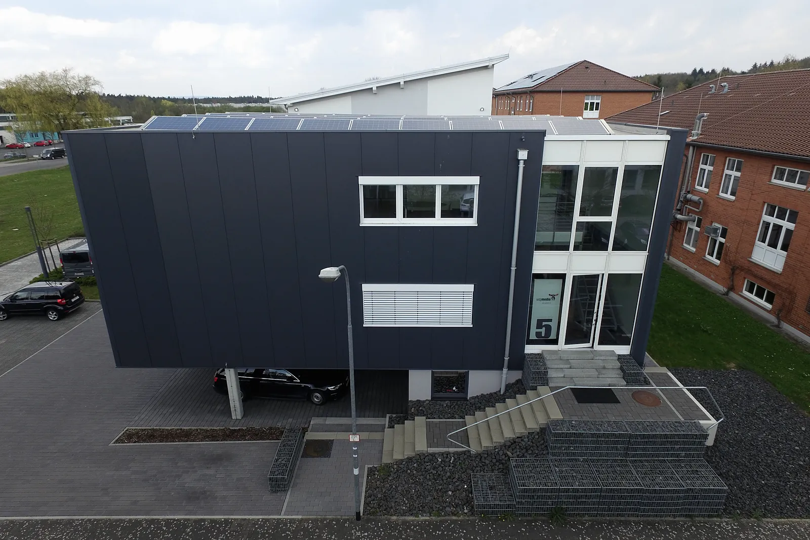 Bürogebäude mit Glasfront