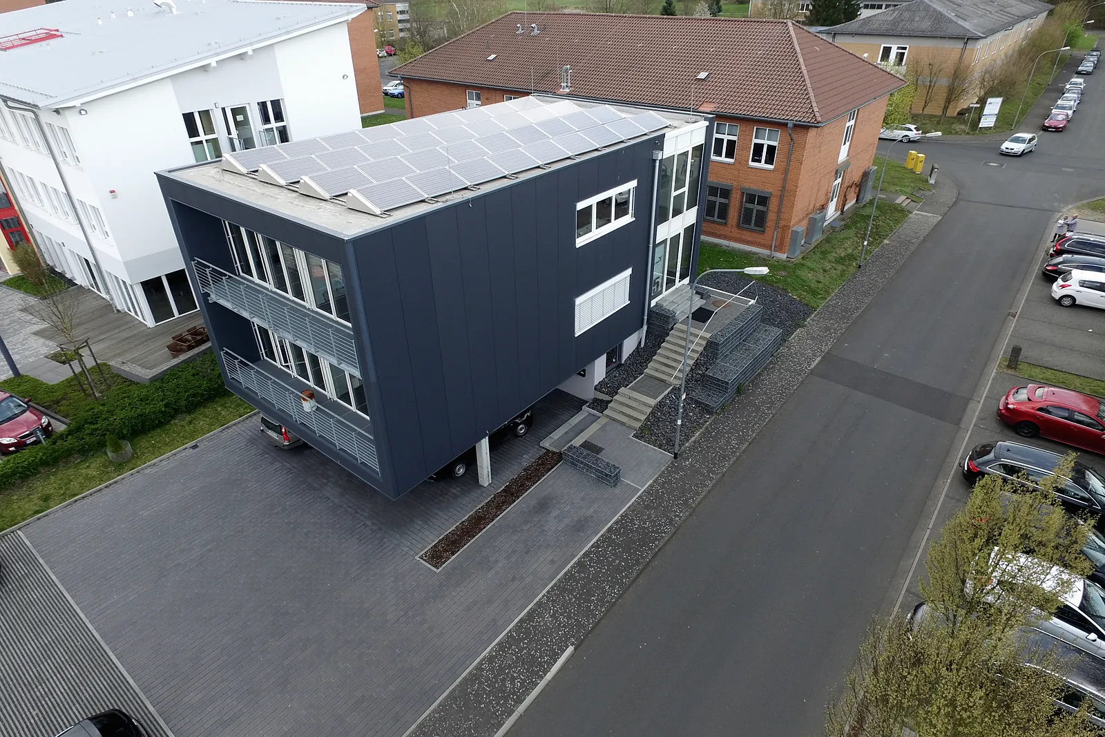 Gebäude an der Straße von oben