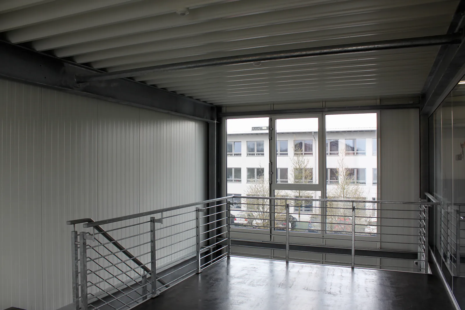 Büro innen mit großen Fenstern