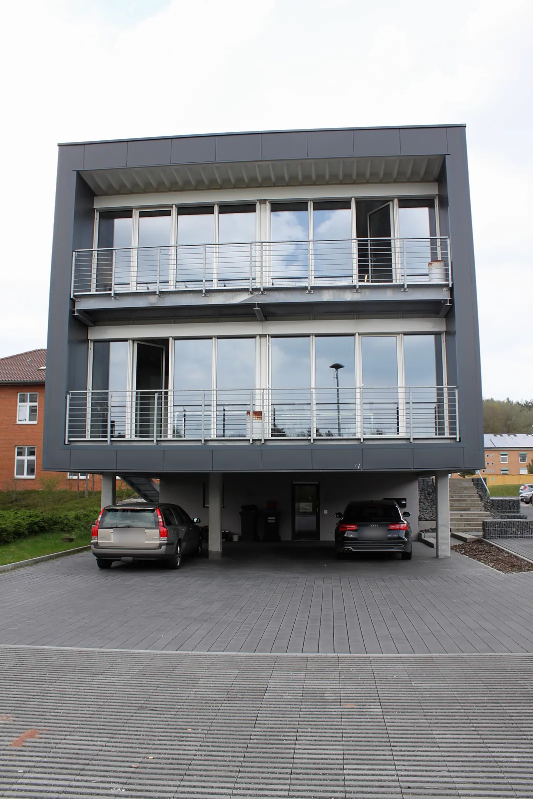 Fensterbänder und Stellplätze im Erdgeschoss