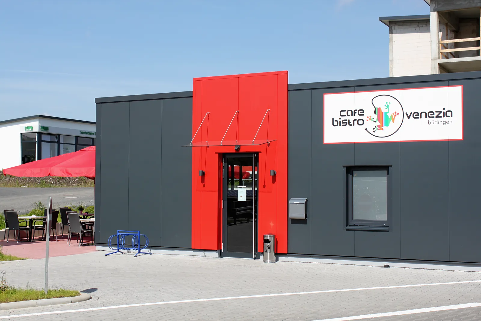 Bistro mit roter Fassade