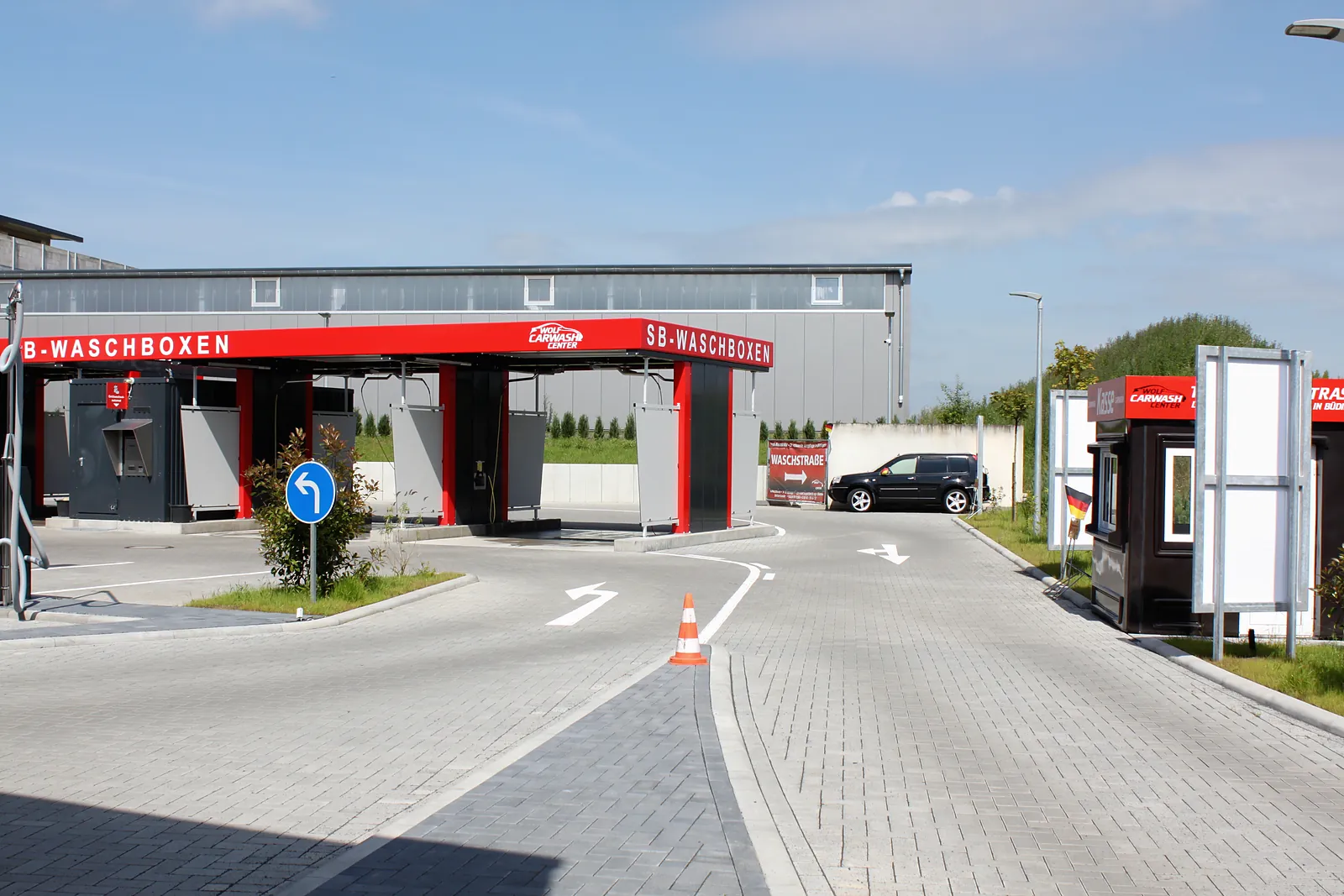 Waschstraße von der Einfahrt